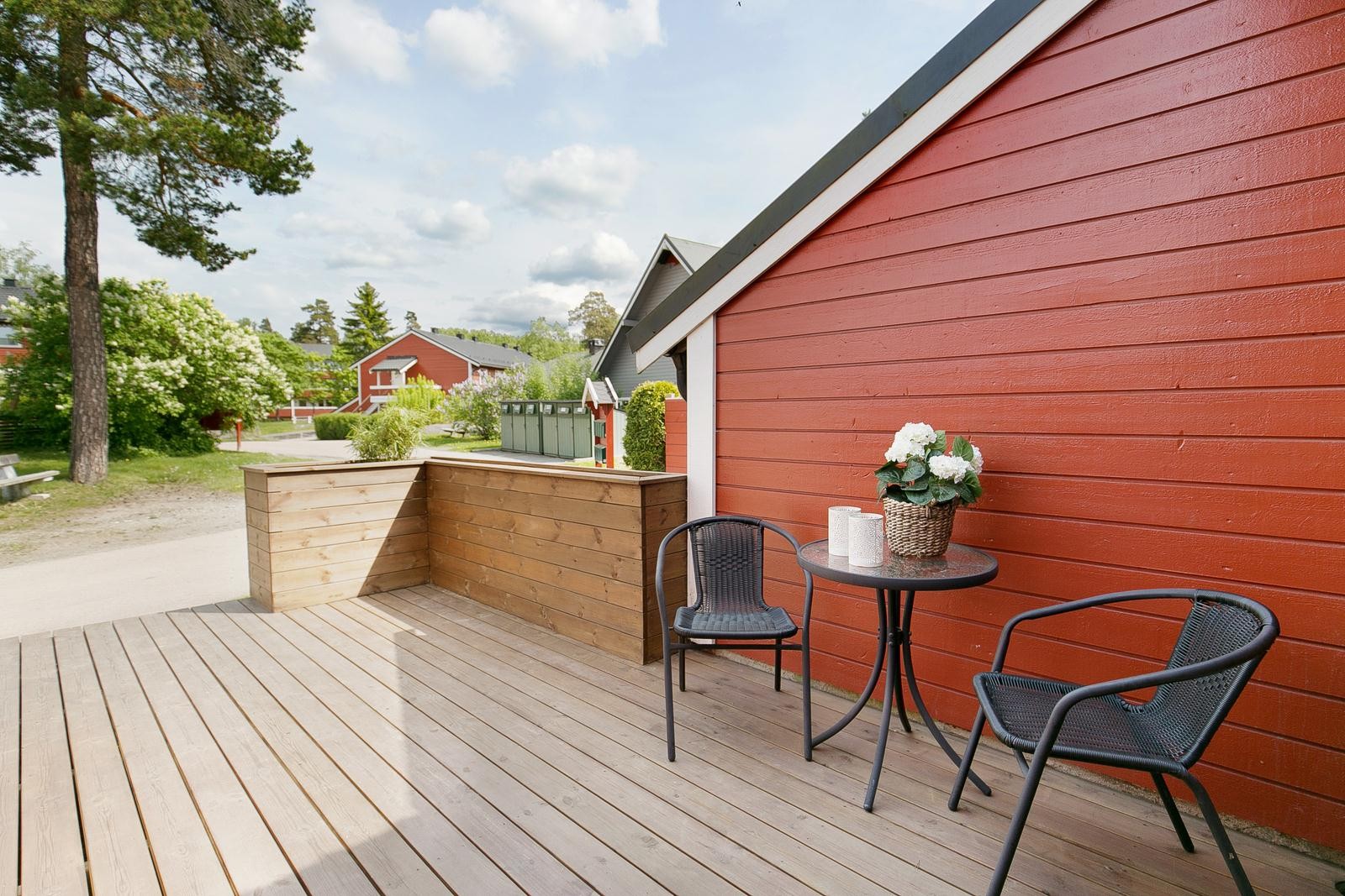 Terrassert inngangsparti på ca 12kvm gir et godt førsteinntrykk og en koselig plass hvor man kan nyte morgensolen. Ny platting og plantekasser i 2016 Galleribilde