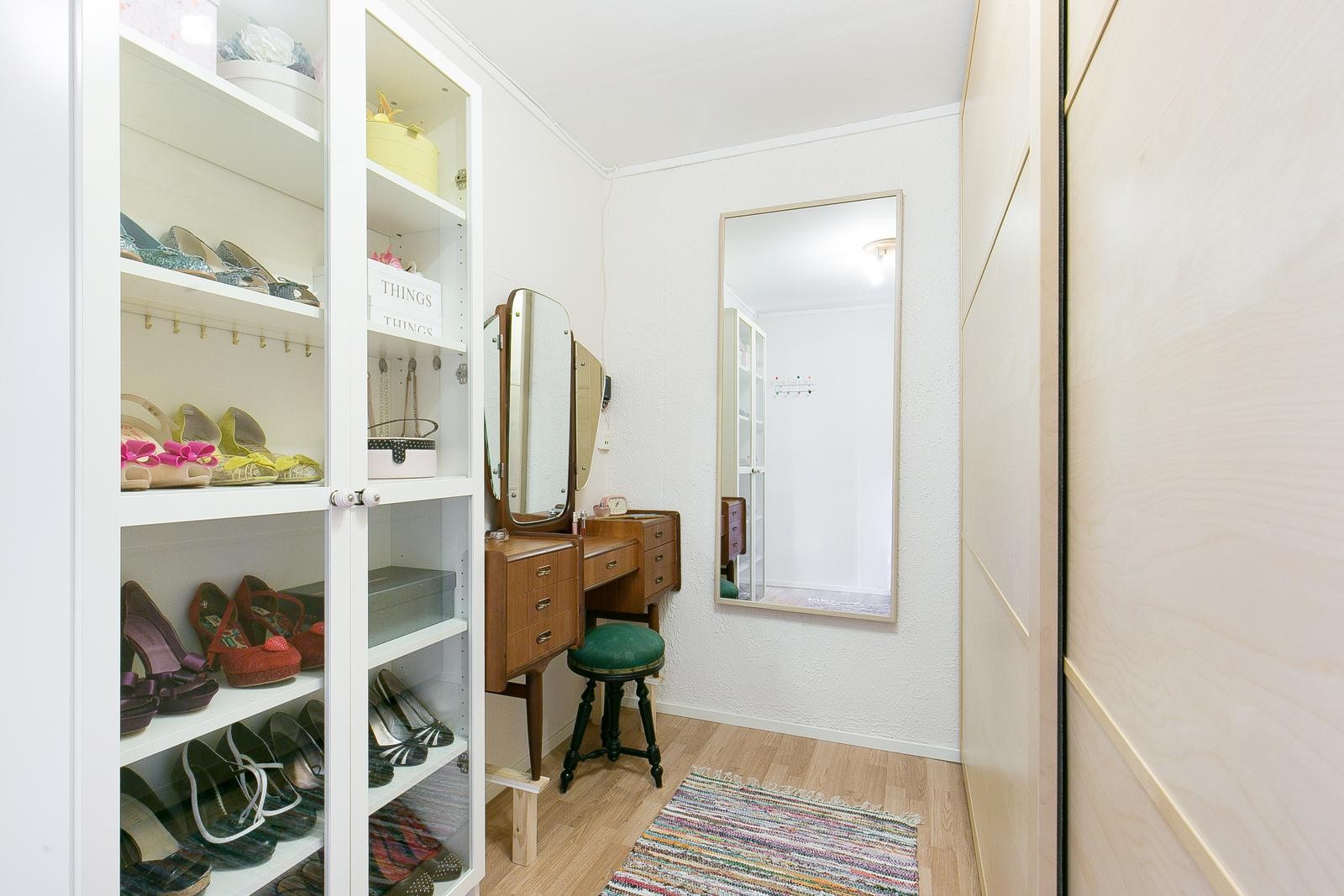 I u.etg har man et stort omkledningsrom med stort garderobeskap og lagringsplass Galleribilde