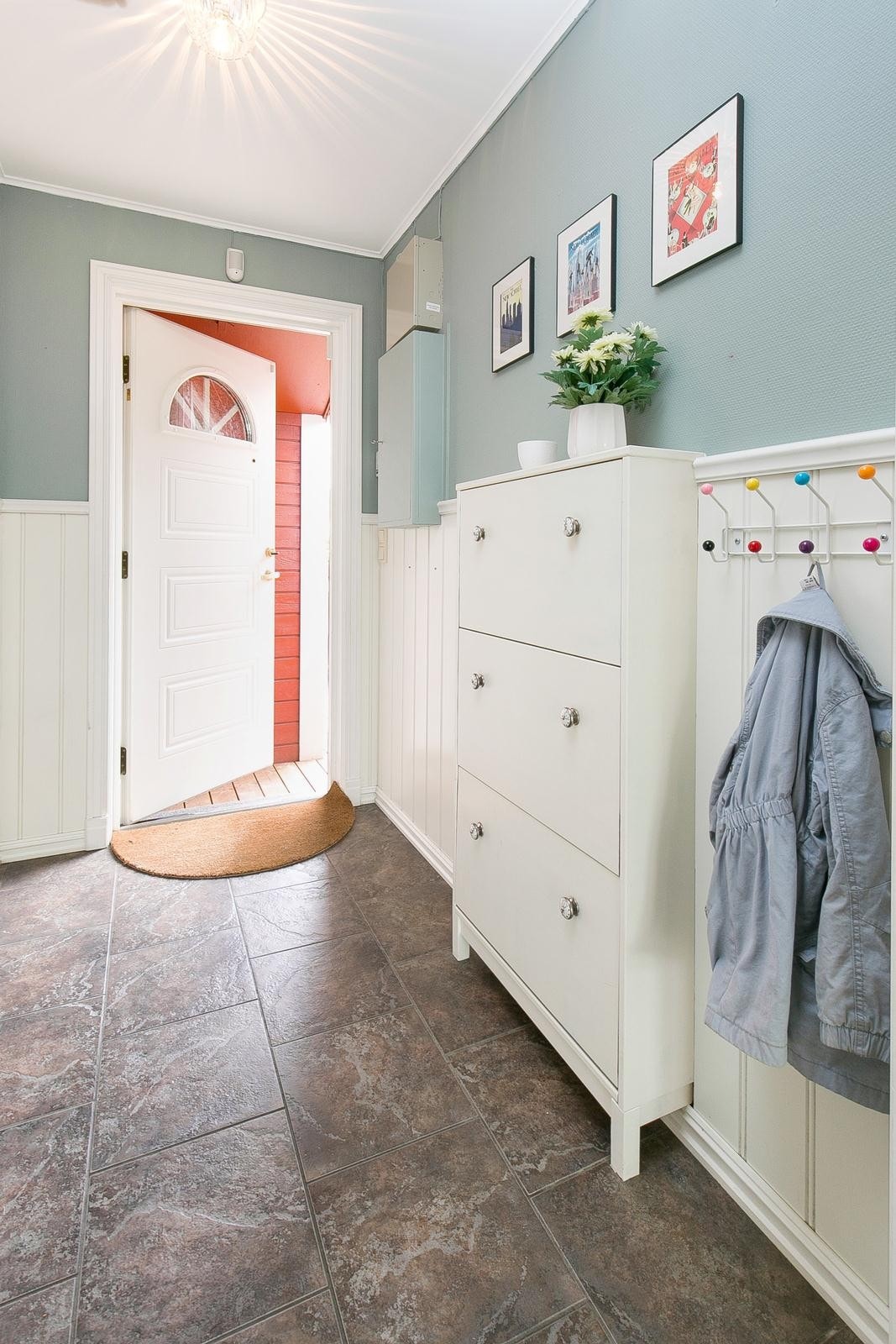 Lyst og koselig inngangsparti som gir et godt førsteinntrykk av boligen. Galleribilde