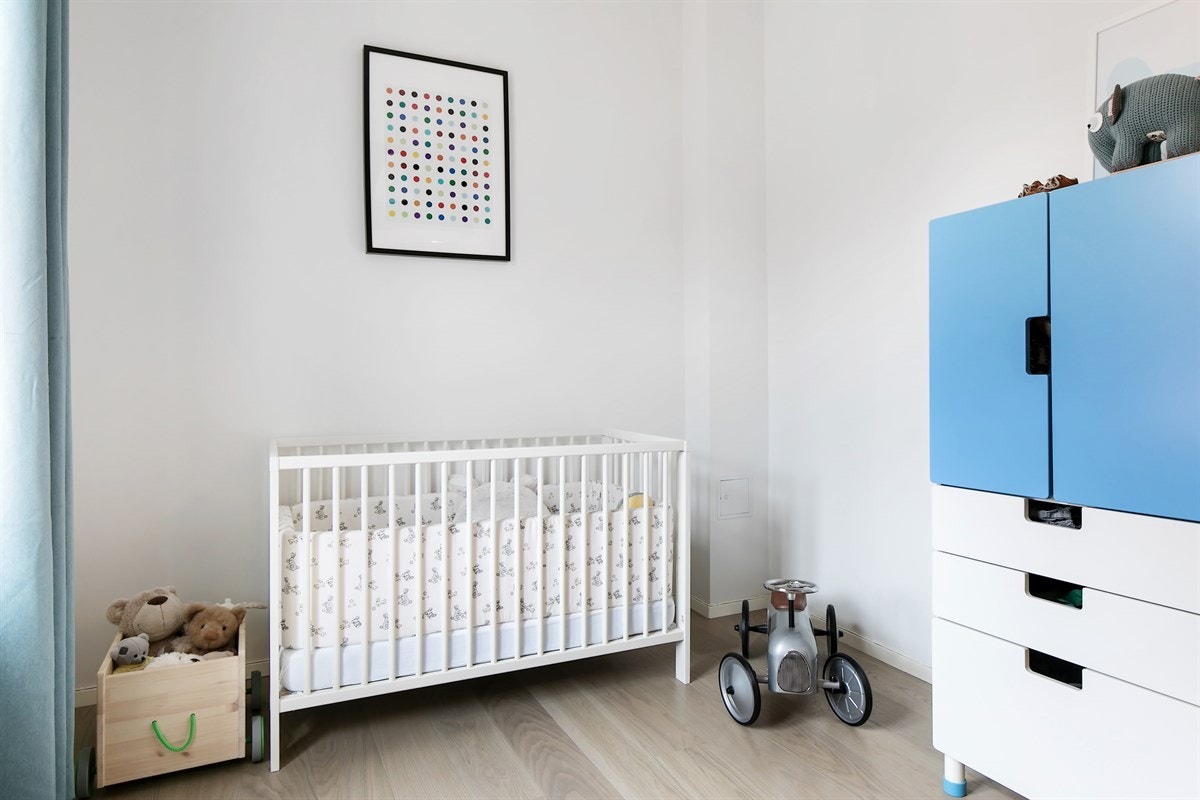 God plass til seng og skrivebord/bokhylle. Galleribilde