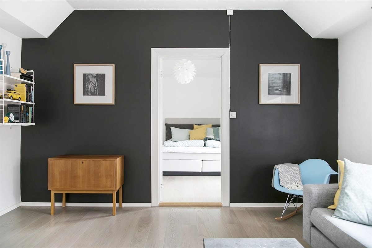 På gulvet har du fin, hvitpigmentert enstavs eikeparkett og det er lysmalte, glatte vegger i hele stuen - For en god og lun atmosfære det er i dette rommet! Galleribilde