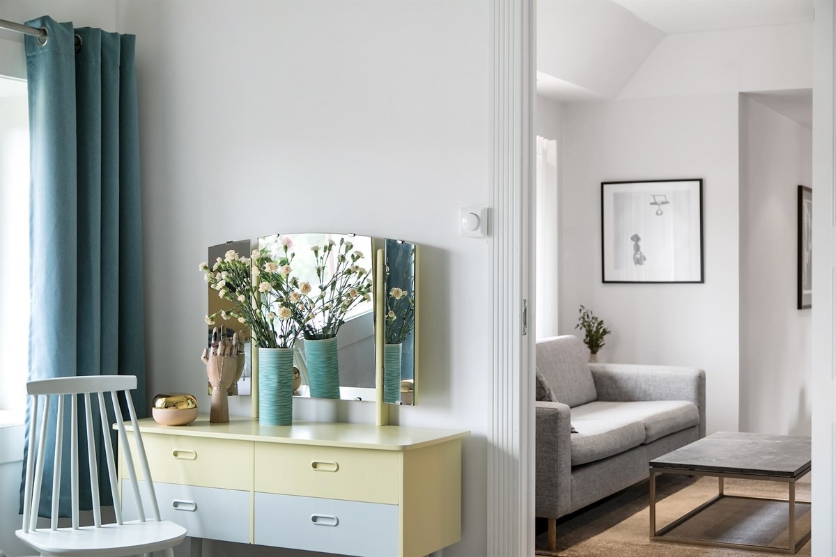 Store vindusflater som slipper inn godt med naturlig lys. Galleribilde
