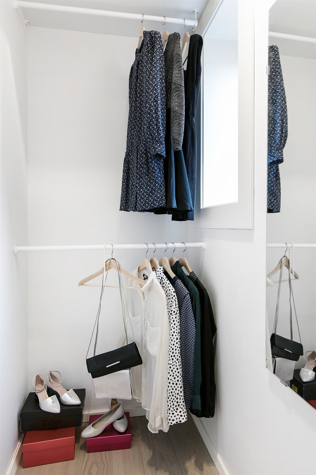 Walk-in-closet med adkomst fra soverom II. Galleribilde