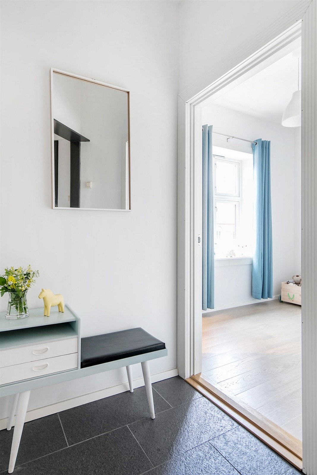 Plass til å sette fra seg sko og henge fra seg yttertøy. Praktisk med fliser på gulv. Galleribilde