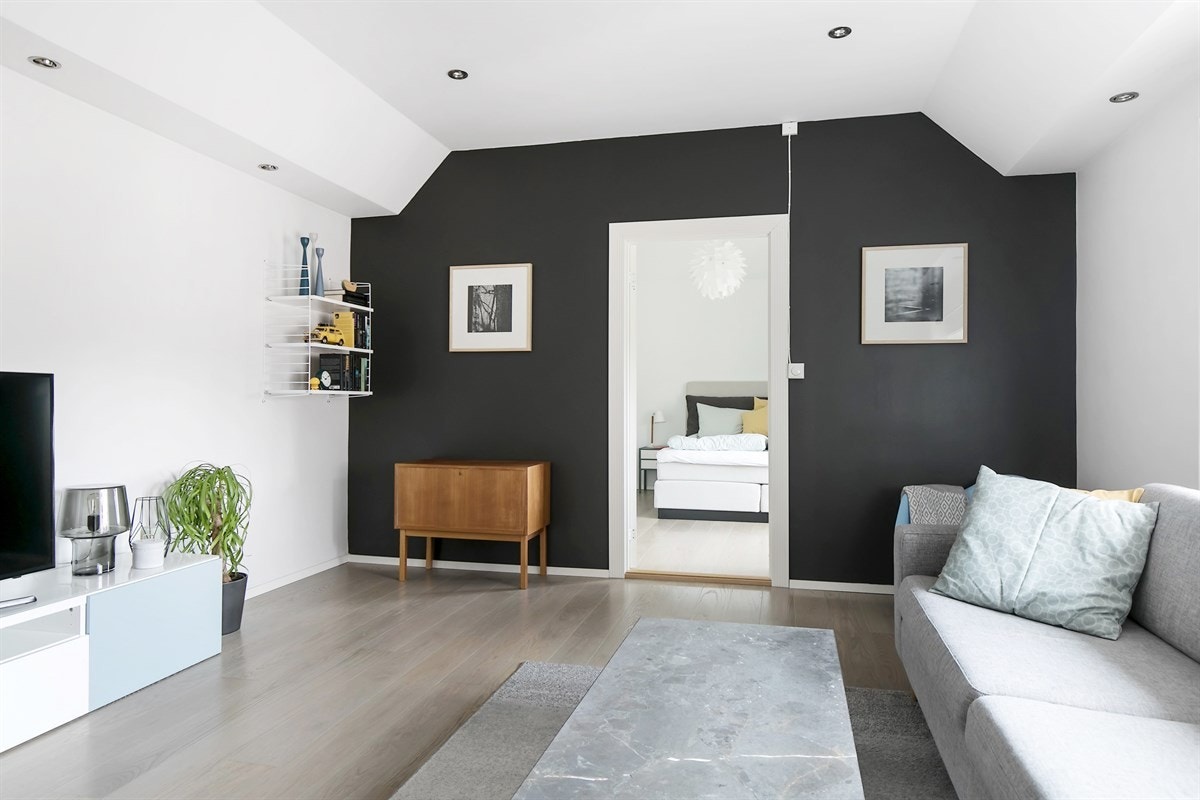 Her har du god plass til både stor sofagruppe med salongbord og det er naturlig plass til TV- og lydanlegg (kabel-TV og internett grunnpakke fra Get inkludert i felleskostnadene). Galleribilde