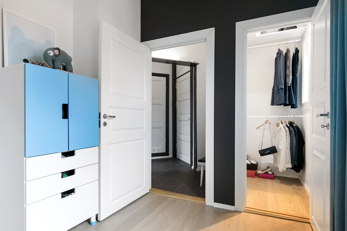 Gode oppbevaringsmuligheter i walk-in-closet. Galleribilde