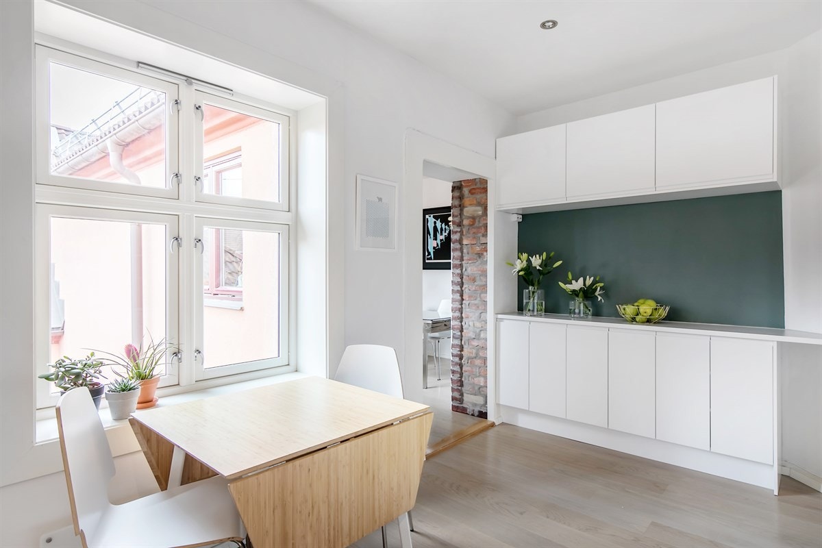 Det er ikke mange leiligheter her på Sagene der du har et kjøkken med plass til stort spisebord i tillegg til usedvanlig mye skap- og benkeplass. Galleribilde
