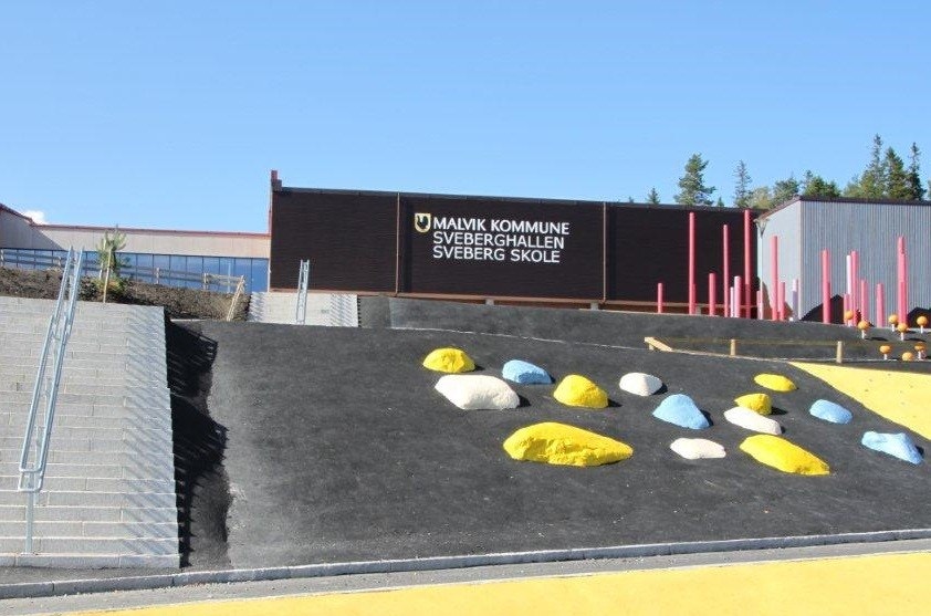 Sveberg skole, en barneskole like ved utbyggingsfeltet. Galleribilde