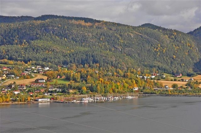 Utsikt mot småbåthavna/Solbakken/Nygården i Hommelvik. Galleribilde