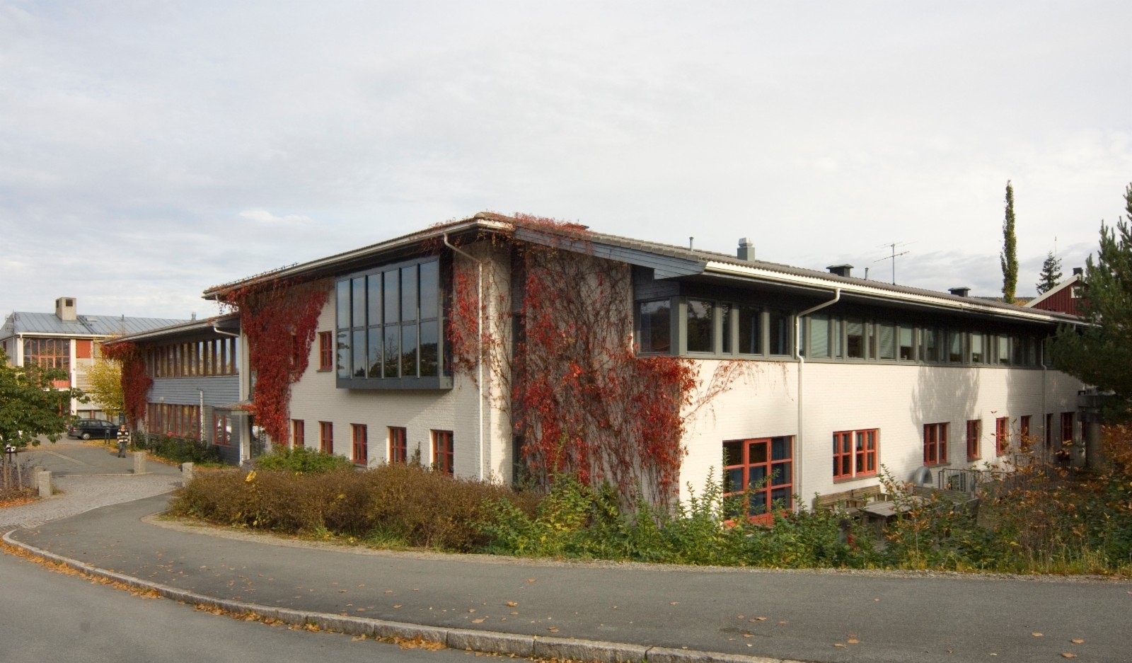 Rådhuset i Hommelvik sentrum. Galleribilde