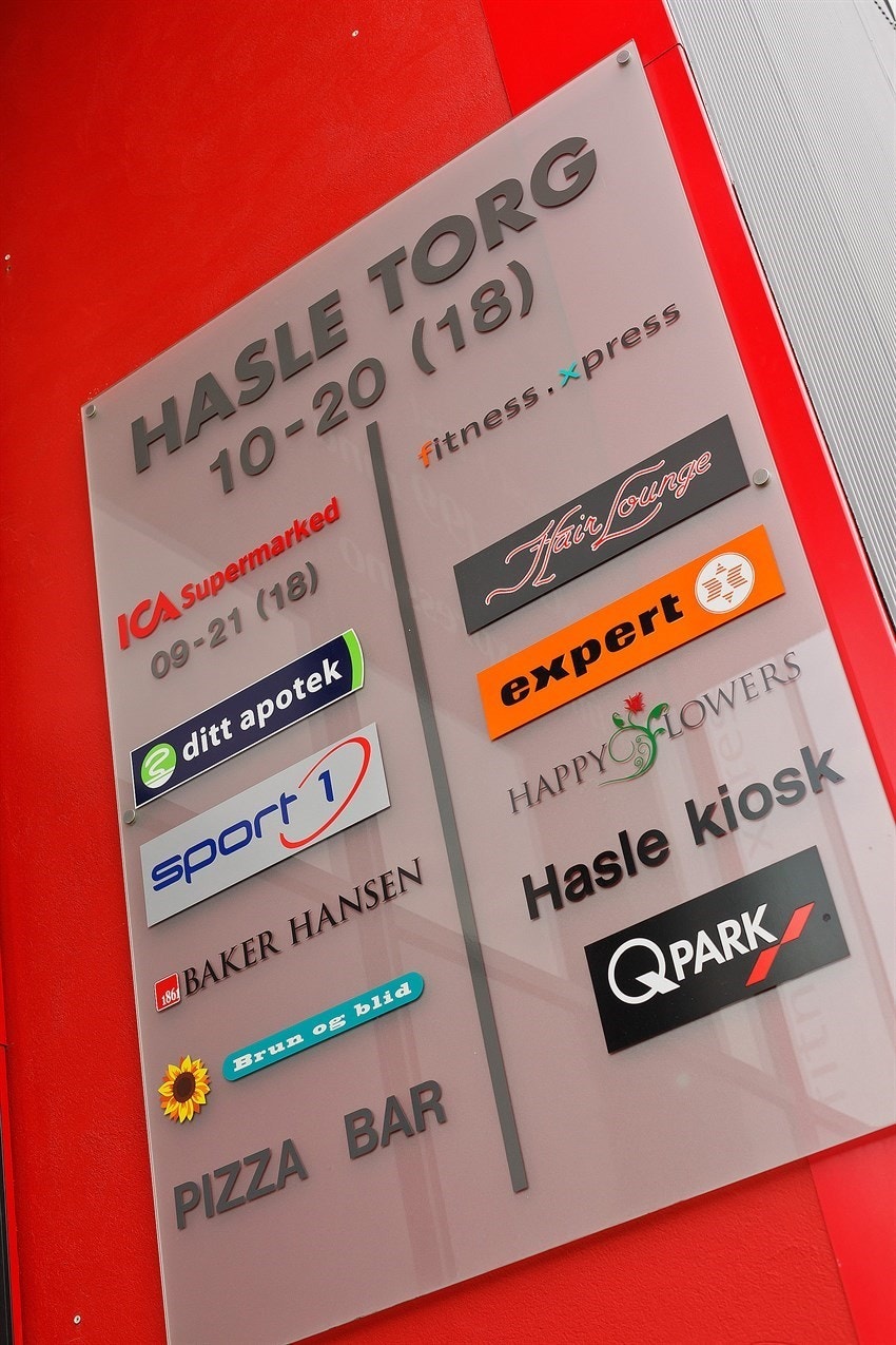 Hasle Torg, med diverse servicetilbud. Galleribilde