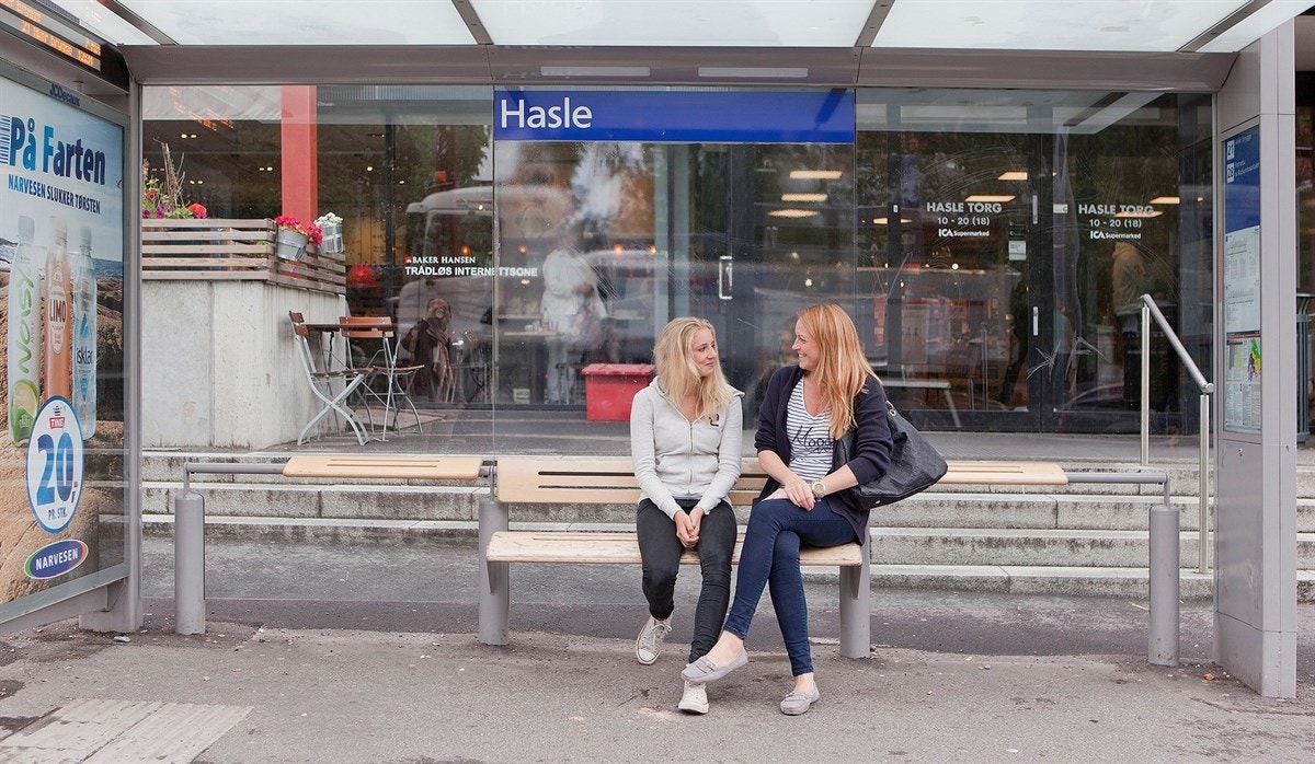 Fra hasle torg, en kort spasertur unna finner du Hasle bussholdeplass. Her går bla. 21 og 28 bussen mot sentrum. Galleribilde
