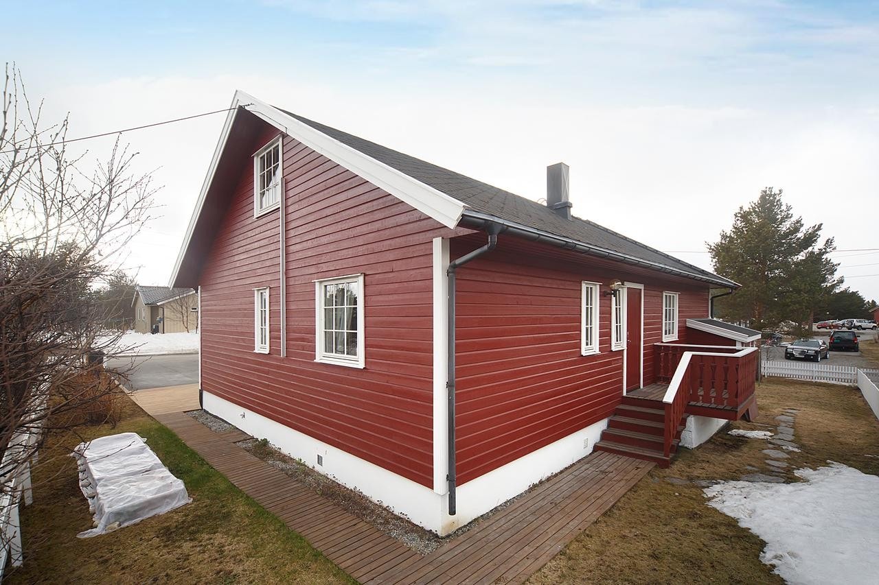 Uteareal på baksiden, bl.a utgang fra vaskerom Galleribilde