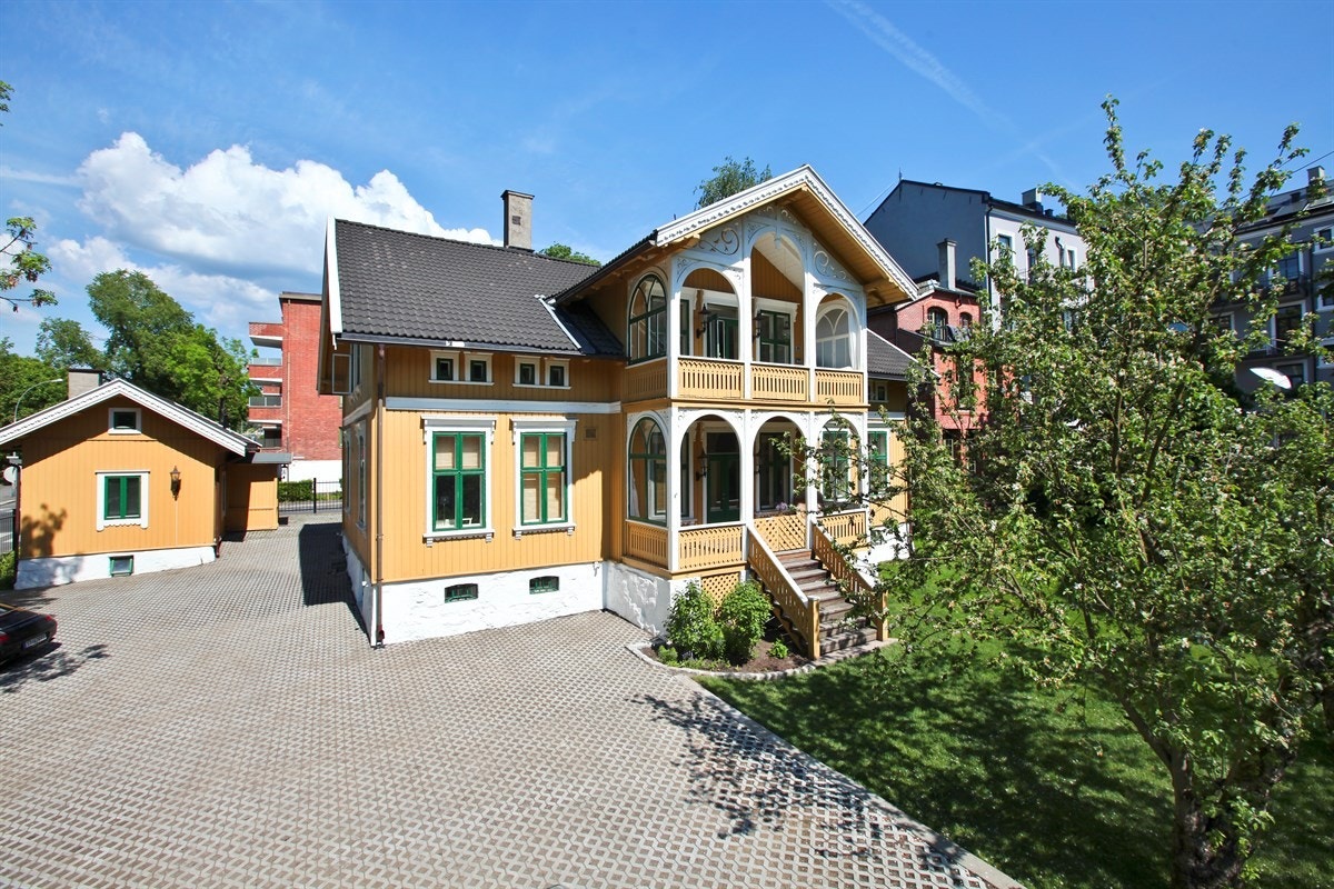 Biloppstillingsplass vegg i vegg med leiligheten Galleribilde