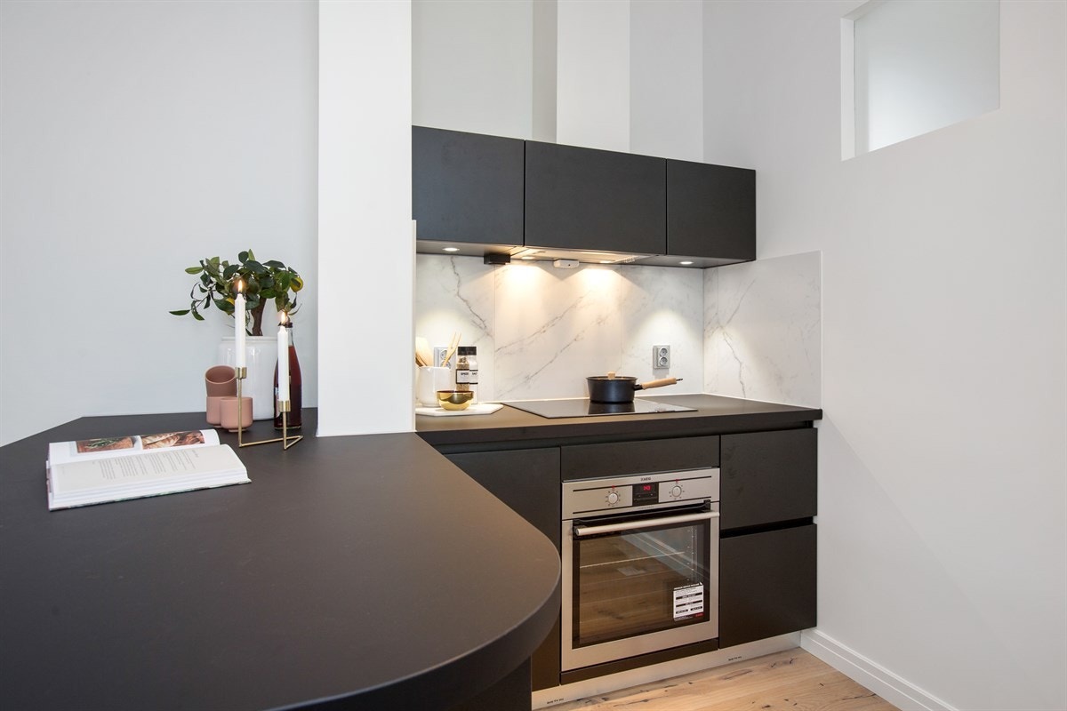 Det er egen kokesone med integrert stekeovn, induksjonstopp, oppvaskmaskin, ventilator og to kjøleskuffer Galleribilde