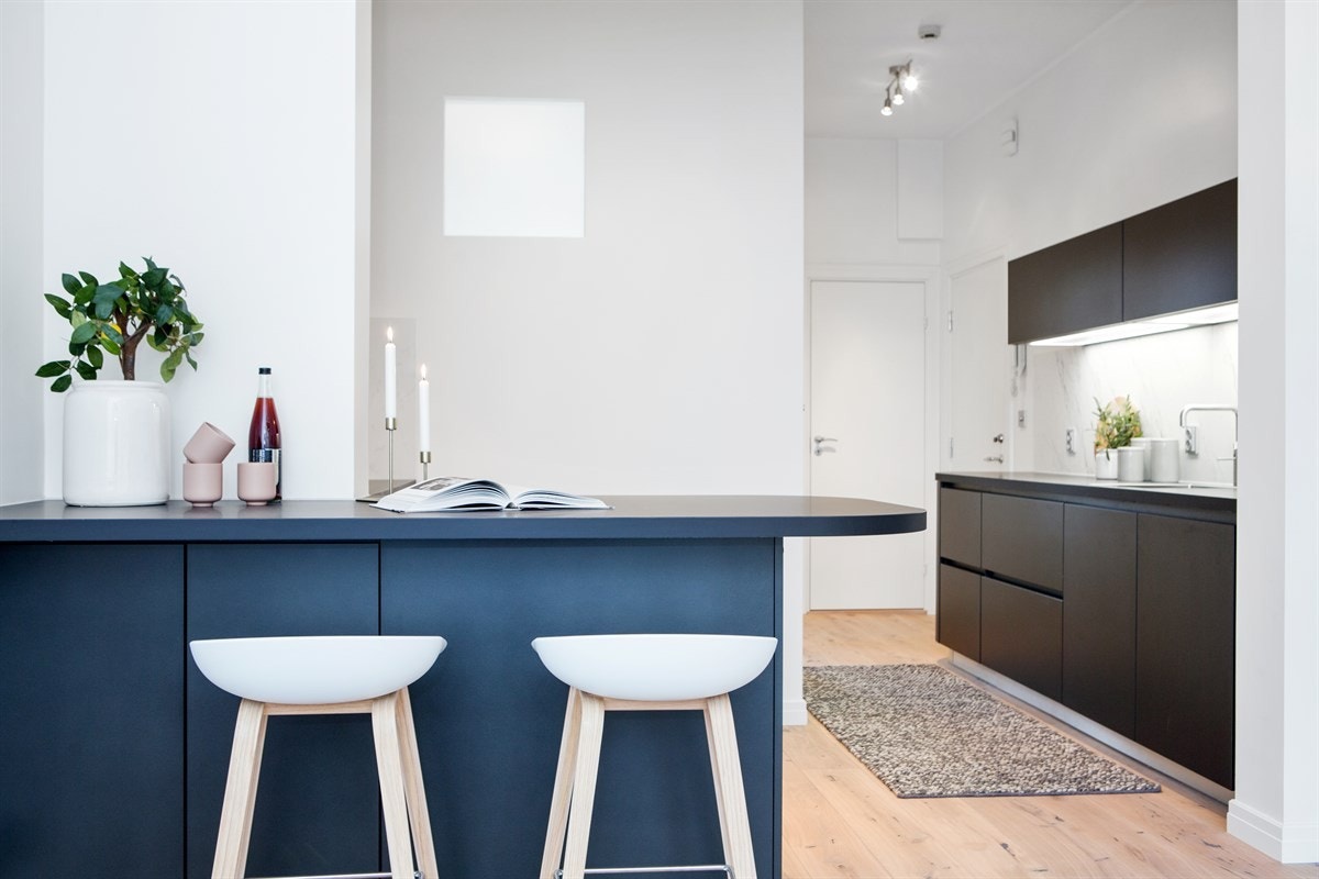 Her vender en bardisk mot stuen og byr på sitteplasser til måltidet Galleribilde