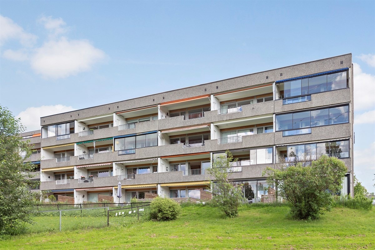 Populære Meklenborg Brl ligger med umiddelbar nærhet til marka og off.kommunikasjon. Galleribilde