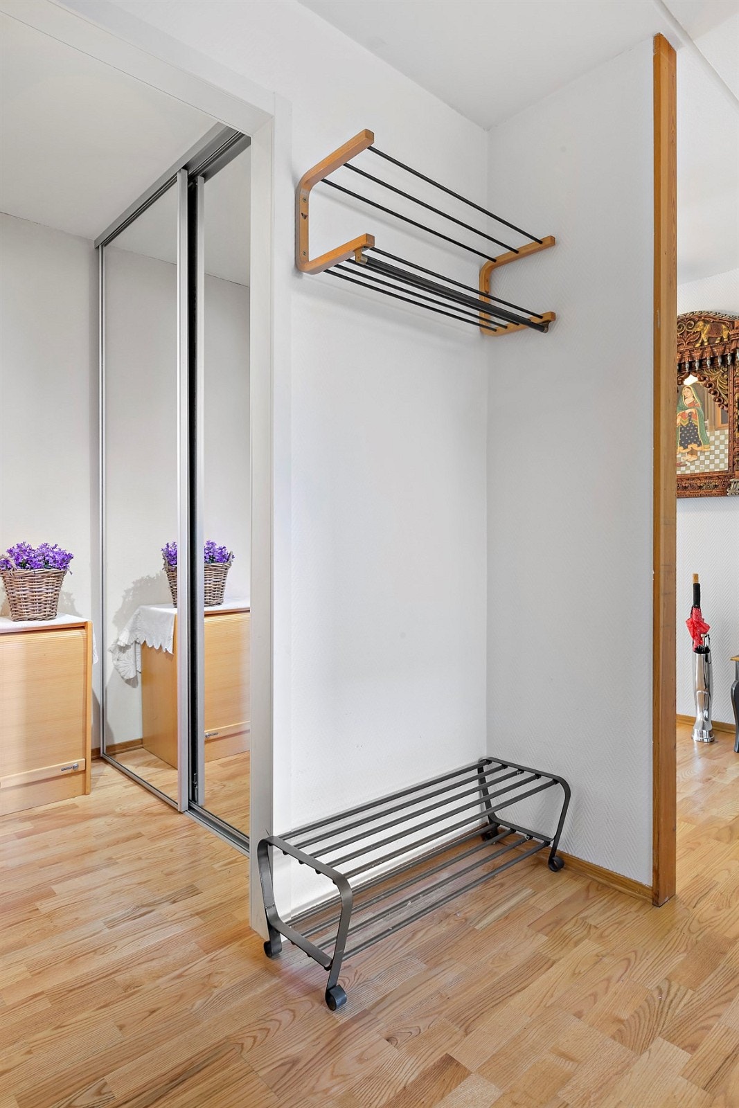 Entré/hall med god plass til å henge ifra seg klær og praktisk stor skyvedørsgarderobe. Galleribilde