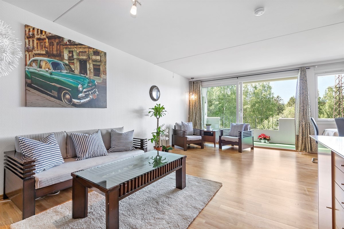 Stuen er luftig med store vindusflater og fantastiske lysforhold. Direkte utgang til balkong. God plass for sofa- og tv-løsning Galleribilde