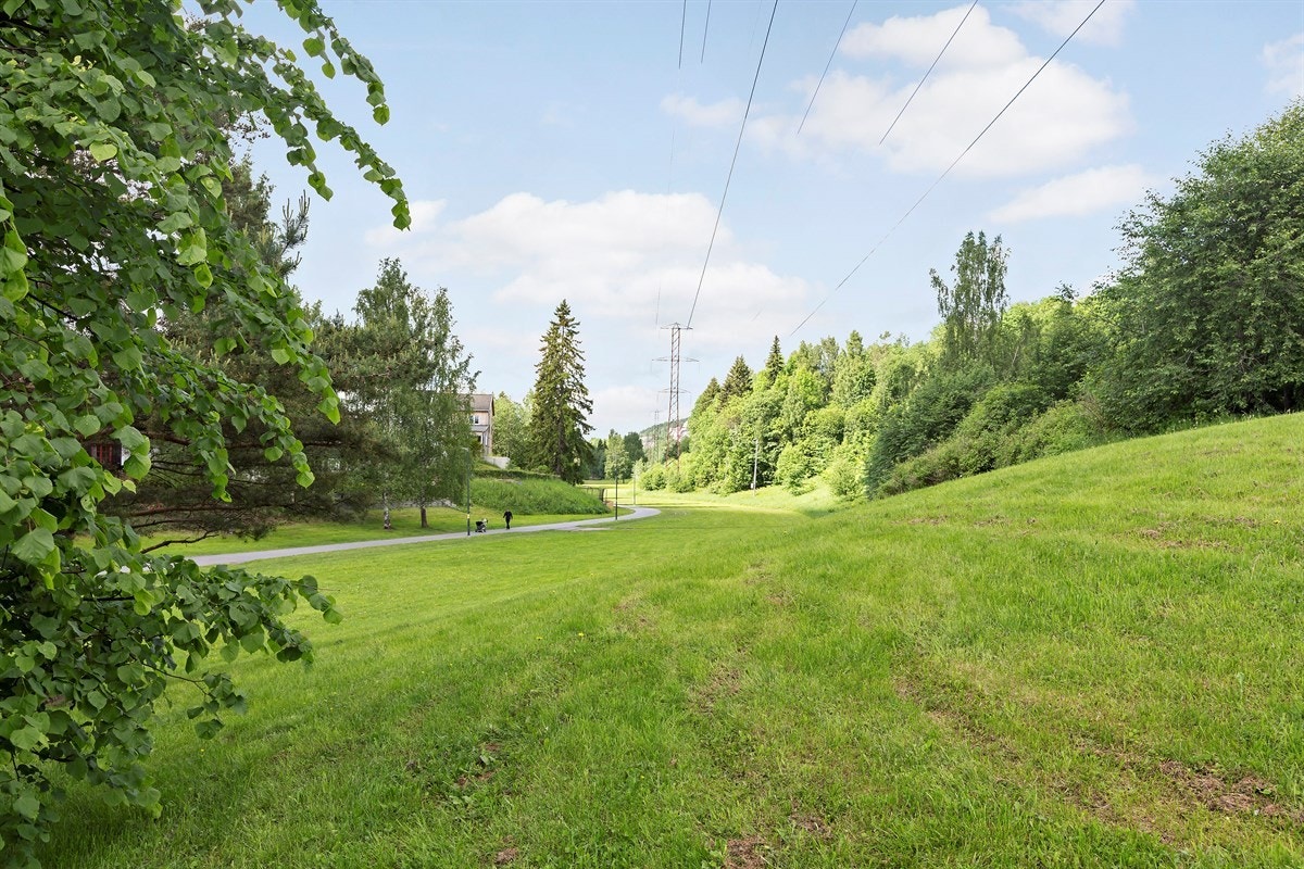 Rett utenfor leiligheten ligger Mærradalen med turstier som fører deg videre innover marka. Galleribilde