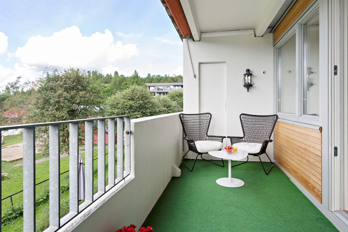 Nydelig, usjenert balkong vendt mot populære Mærradalen med flotte grøntområder og turstier. Galleribilde