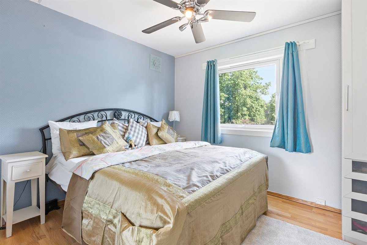 Masterbedroom med hyggelig utsyn mot indre tun. Galleribilde