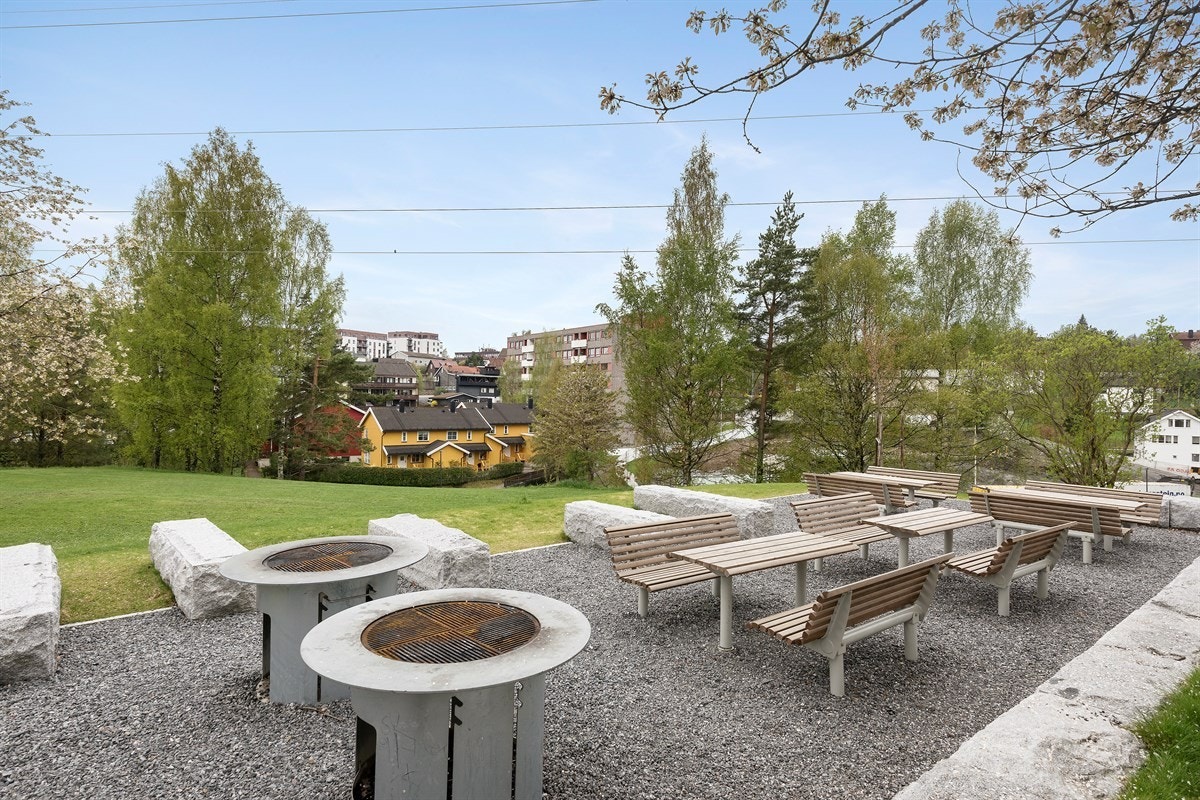 Borettslaget har nylig oppgradert felles grillplass med sittegrupper. Galleribilde