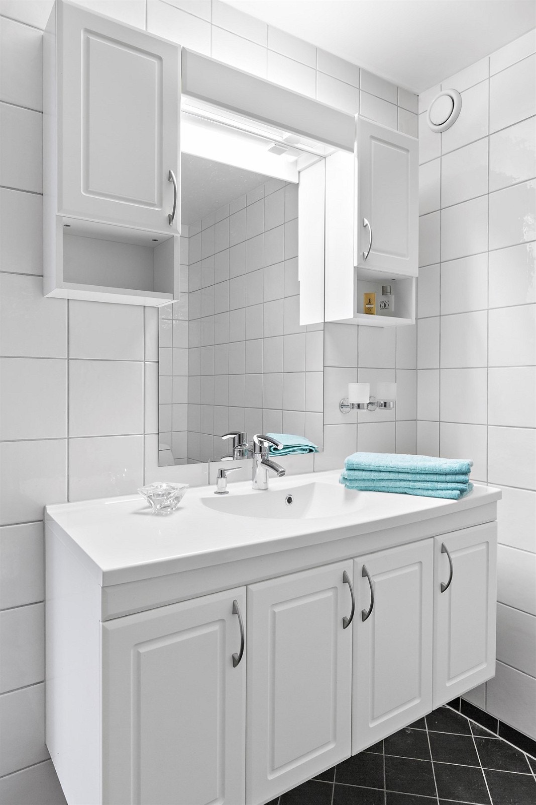 Badet har servant med god skapinnredning og overskap. Galleribilde