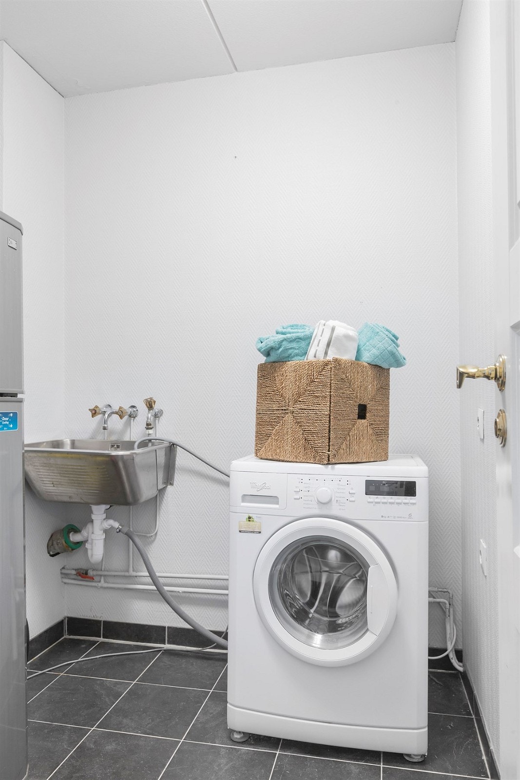 Praktisk separat vaskerom med opplegg for vaskmaskin og tørketrommel. Det er også plass for ekstra kjøleskap eller fryser. Utslagsvask. Galleribilde