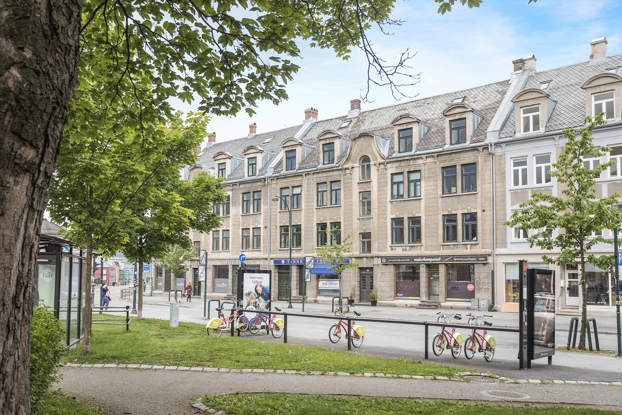 Mellomveien 2 B har en sentral beliggenhet Galleribilde