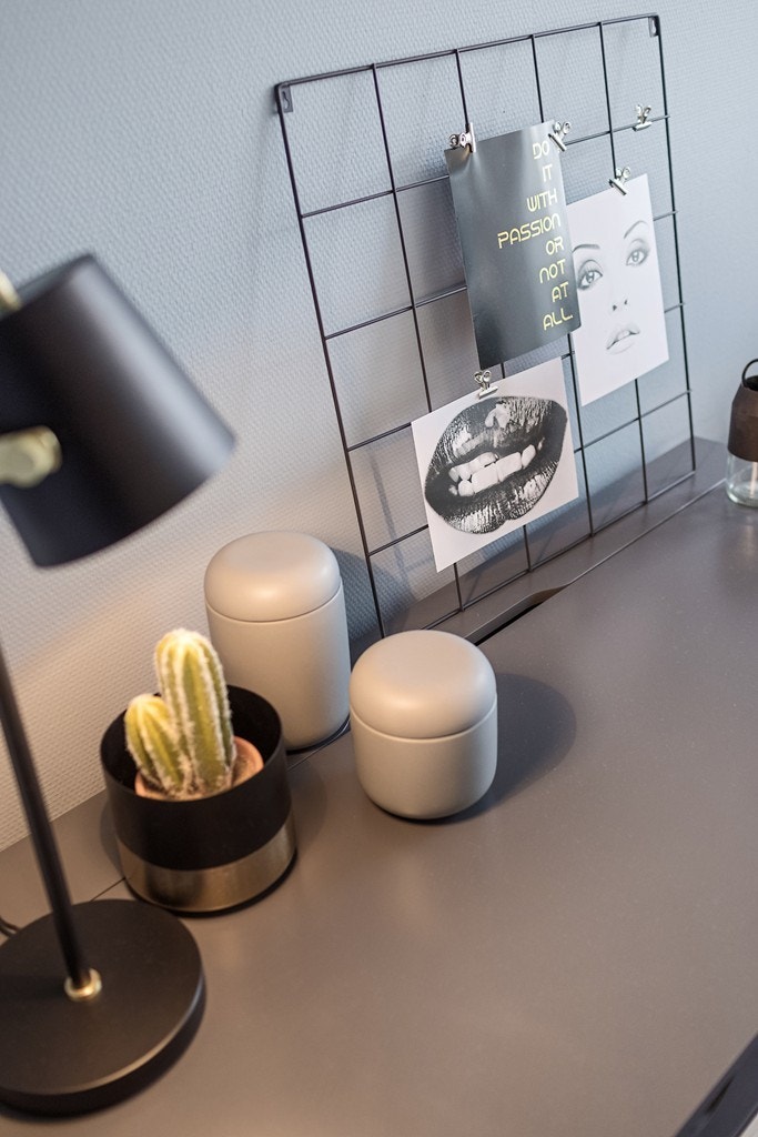 Trekk deg tilbake og nyt kontor, skolearbeid eller sminkejobben i ro og mak på soverommet Galleribilde