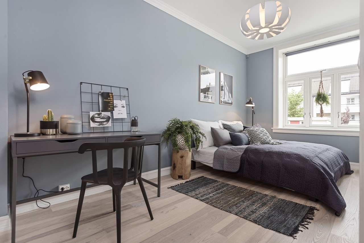 Du vil få et romslig hovedsoverom som gjør rommet egnet som et kombirom med sove og kontormuligheter eller kanskje plass for et sminkebord? Galleribilde