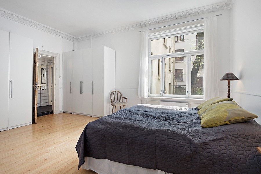 Innenfor badet finner man hovedsoverommet som vender inn mot bakgård. På soverommet har du rikelig med plass til en stor dobbeltseng og garderobe som sikrer godt med lagring. Med beliggenhet mot indre gårdsrom er du helt skjermet fra støy og sjenanse Galleribilde