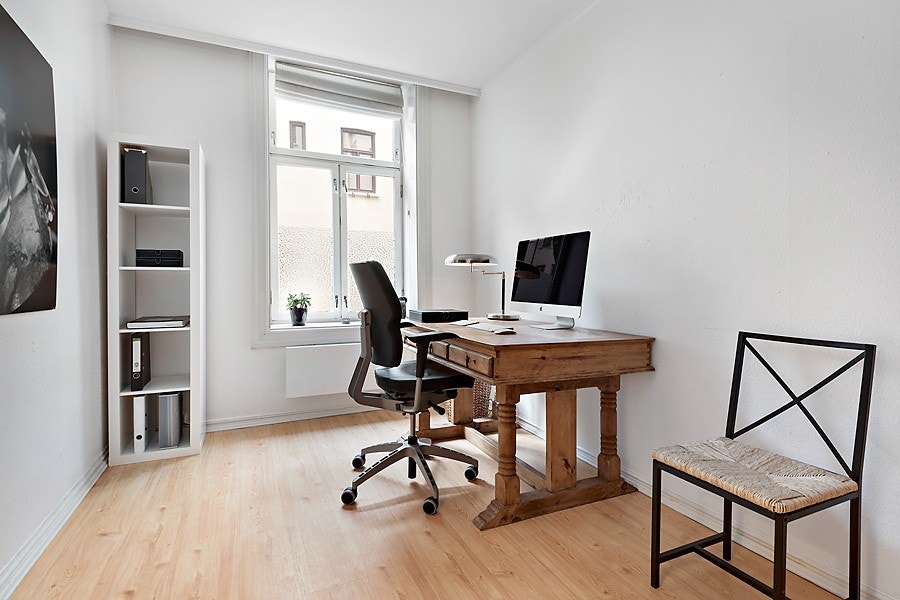 Innerst i boligen finner man gjesterommet som i dag benyttes som kontor. Et romslig soverom/kontor som vender inn mot rolig bakgård. Galleribilde