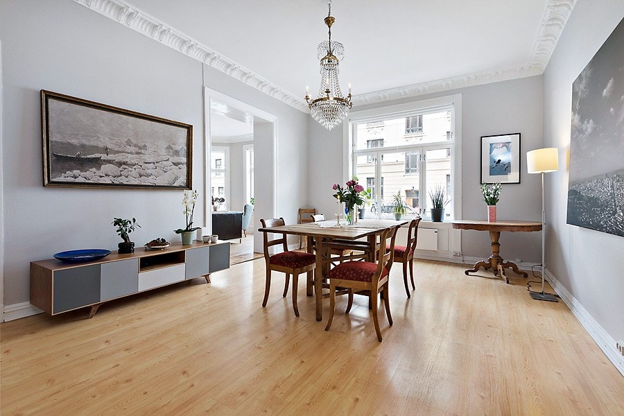 Romslig spisestue med god plass til enhver sosial anledning. Klassisk planløsning med to store stuer side om side. Galleribilde