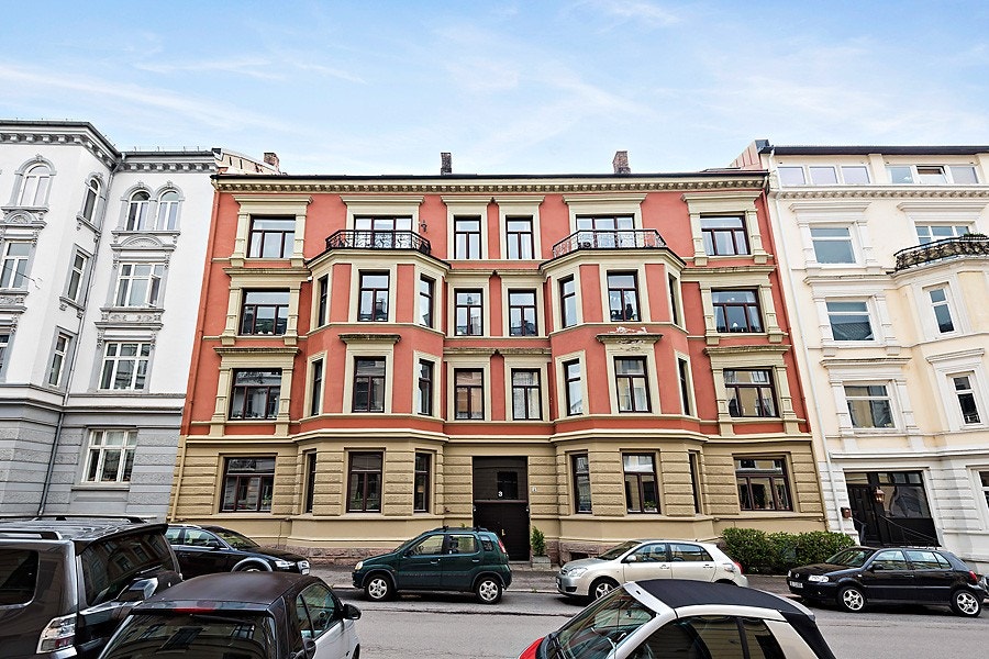 Boligen ligger i en ærverdig klassisk bygård fra slutten av 1800-tallet med rolig og tilbaketrukket beliggenhet i fasjonable strøk. Galleribilde