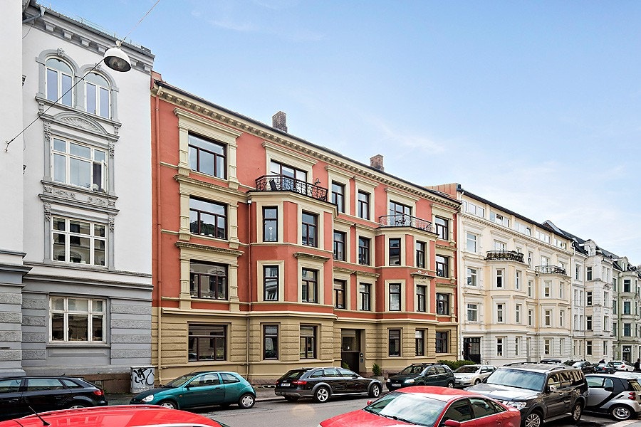 Boligen ligger i en ærverdig klassisk bygård fra slutten av 1800-tallet med rolig og tilbaketrukket beliggenhet i fasjonable strøk. Galleribilde