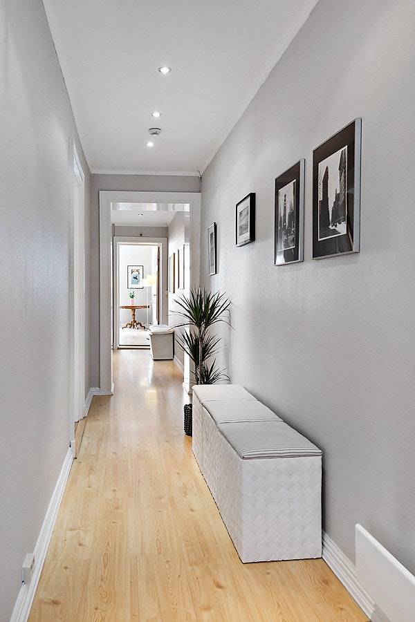 I hallen ved siden av kontoret har man en utgang til baktrappen som videre leder deg til kjeller, loft eller bakgård Galleribilde