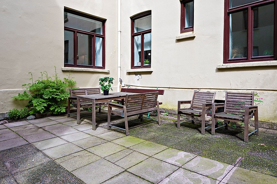Lun og koselig bakgård med enkel adkomst fra leiligheten via baktrapp eller portrom. Galleribilde