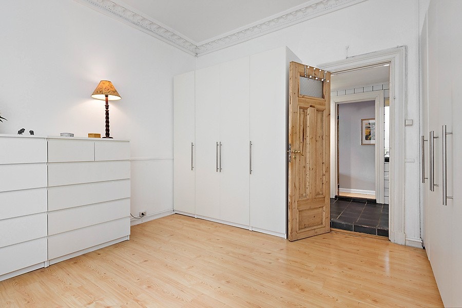 På soverommet har du rikelig med plass til en stor dobbeltseng og garderobe som sikrer godt med lagring. Galleribilde