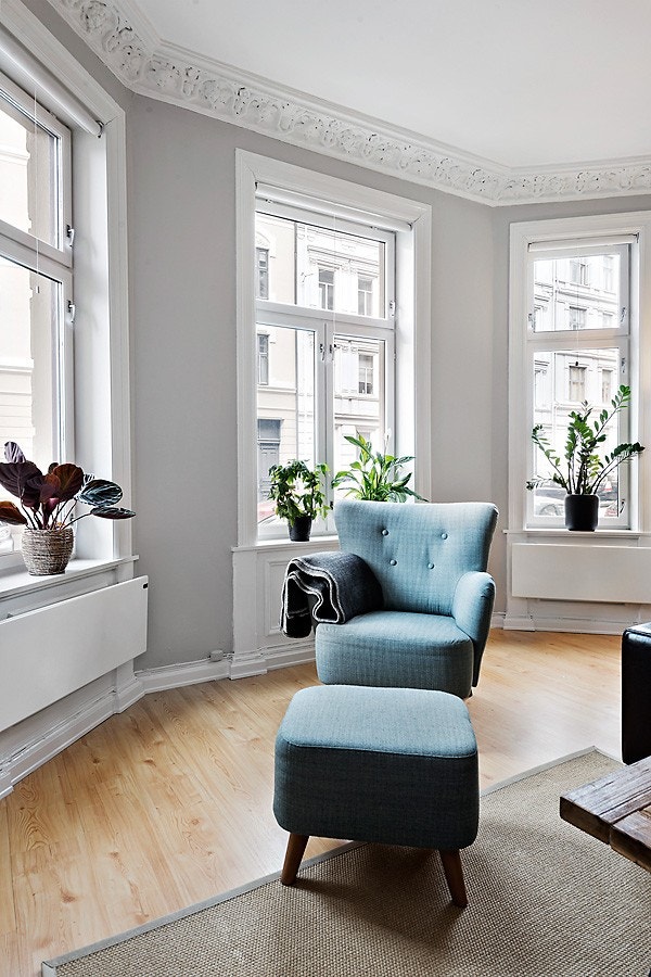 Romslige og innbydende stuer som preges av store vindusflater som slipper godt med lys inn i leiligheten Galleribilde