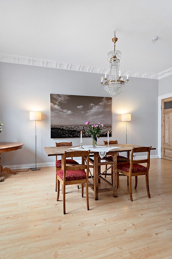 Romslig spisestue med god plass til enhver sosial anledning. Klassisk planløsning med to store stuer side om side. Galleribilde