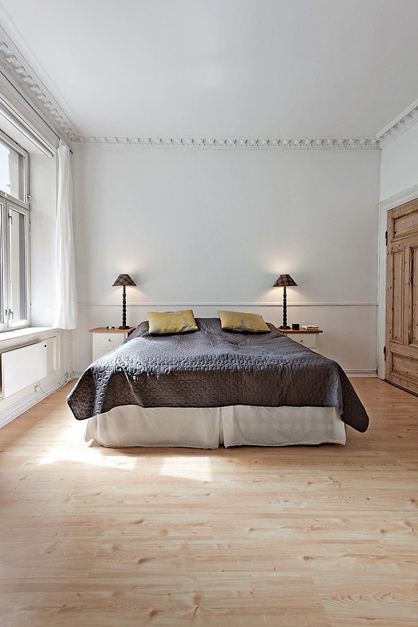Innenfor badet finner man hovedsoverommet som vender inn mot bakgård. På soverommet har du rikelig med plass til en stor dobbeltseng og garderobe som sikrer godt med lagring. Med beliggenhet mot indre gårdsrom er du helt skjermet fra støy og sjenanse Galleribilde