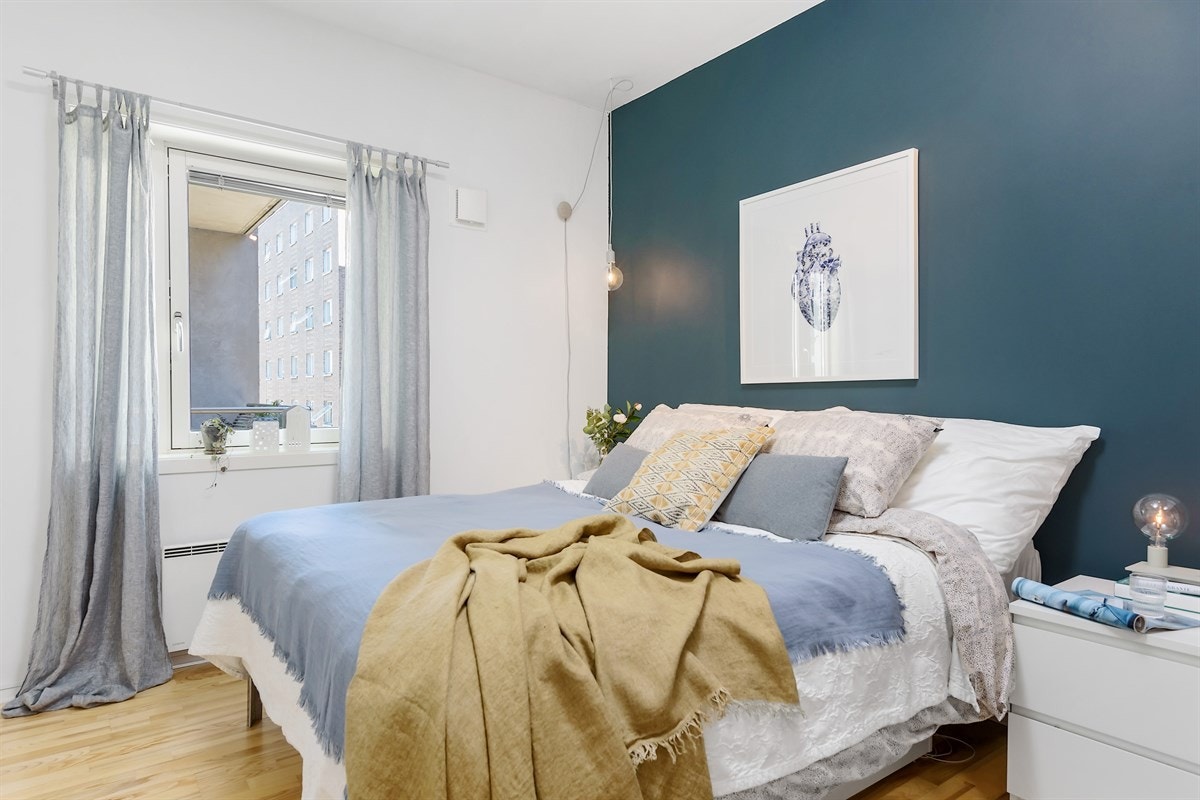 Soverom 1: Lyst og romslig soverom med god plass til dobbeltseng, nattbord etc. Galleribilde