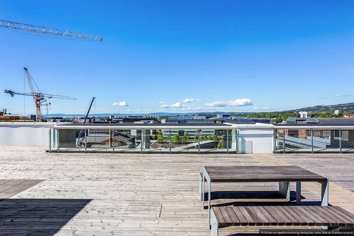 Sameiet har en flott, felles takterrasse med sittegrupper til bruk for beboerne. Her er det optimale solforhold på fine sommerdager! Galleribilde