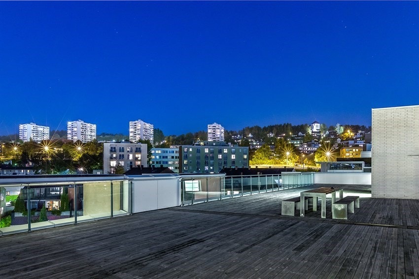 Nydelig utsikt over Oslo by fra takterrasse. Galleribilde