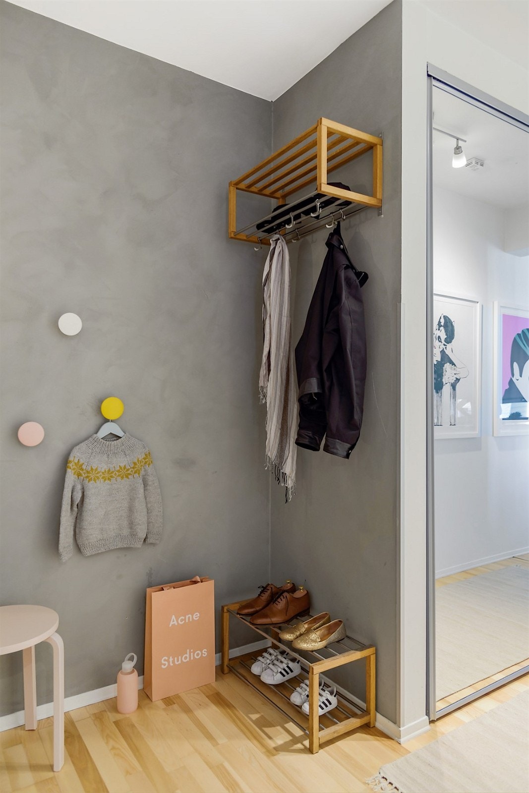 Skyvedørsgarderobe med speilfronter. Galleribilde