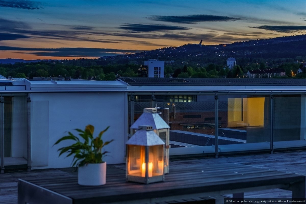 Kveldsstemning og utsikt fra takterrasse. Galleribilde