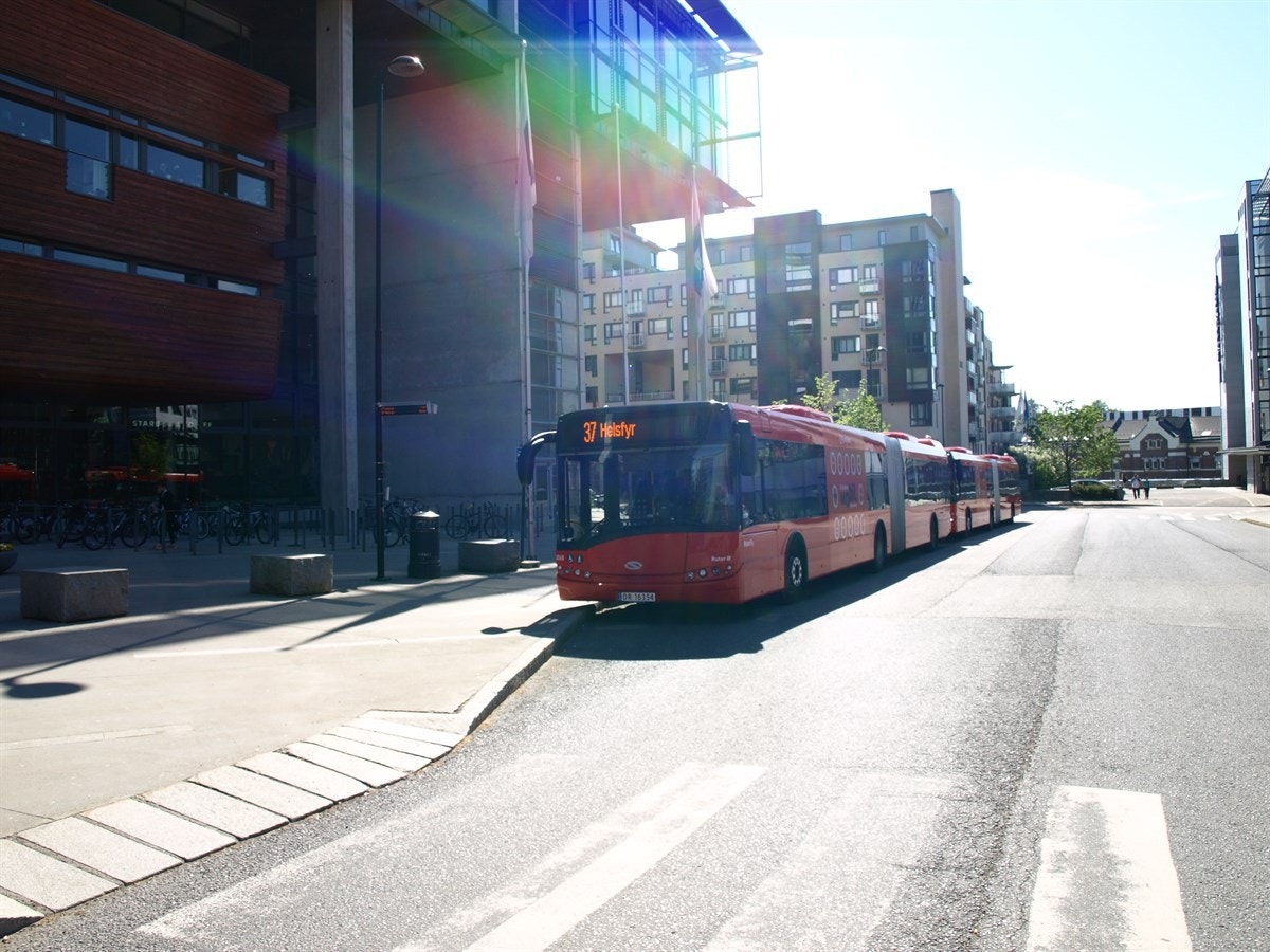 Holdeplass for 37-bussen utenfor BI. Galleribilde