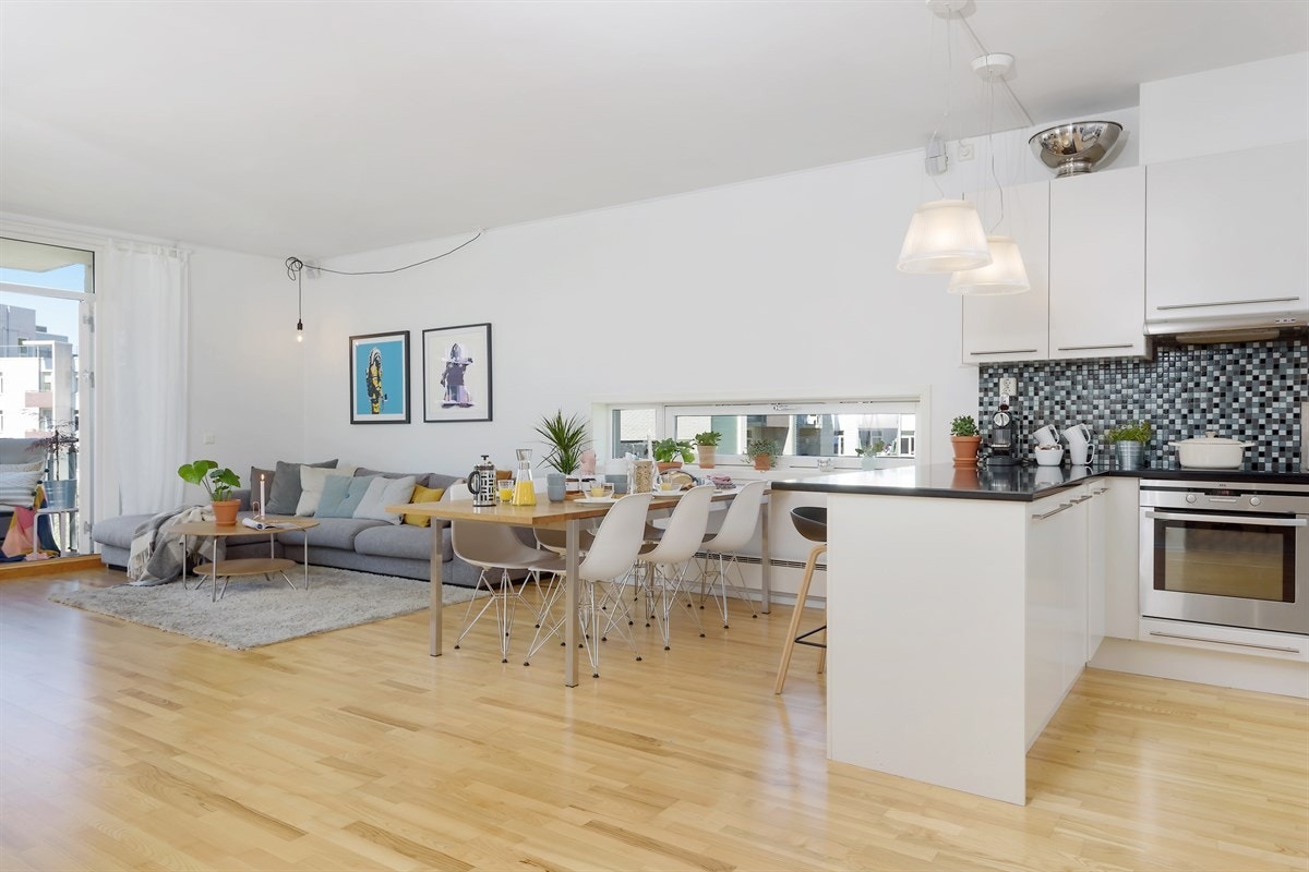 Leiligheten har en lekker og romslig stue med god plass til sofagruppe, tv-seksjon, spisestue og annet ønskelig møblement. Galleribilde
